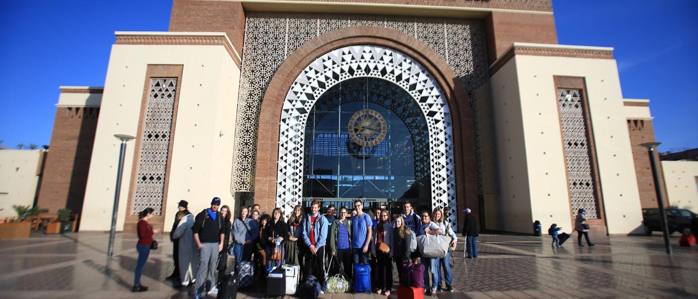 学生们在一次集体游览中抵达马拉喀什火车站.