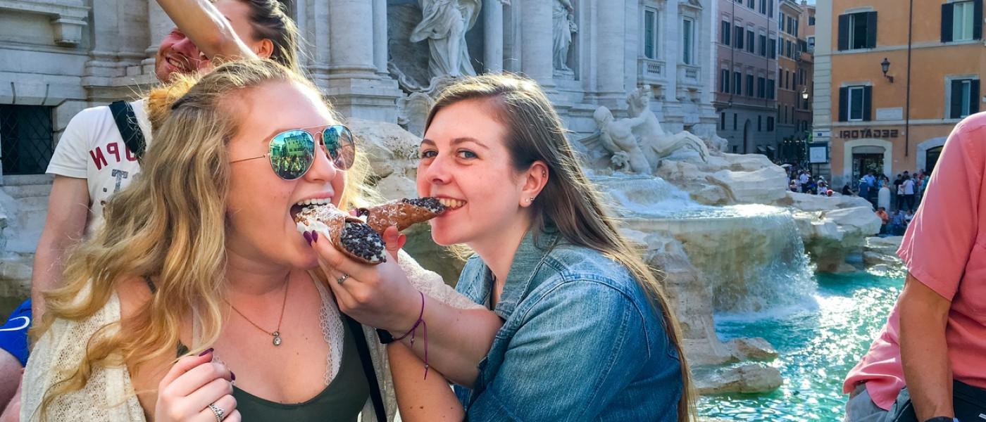 正规澳门赌场网络的学生在意大利吃煎饼卷