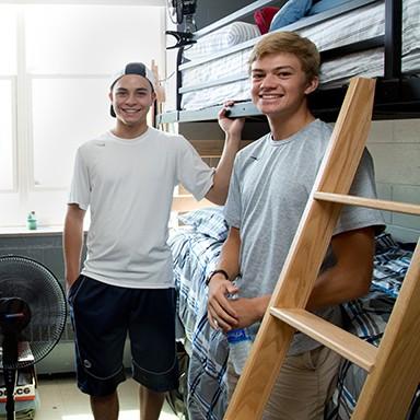 两个东北大学的学生搬进了他们的新生宿舍